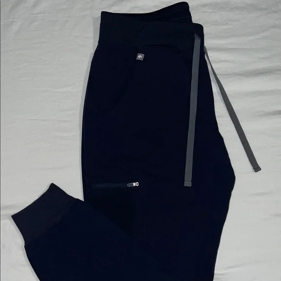 FIGS Scrub Set in Navy - Picture 2 of 4